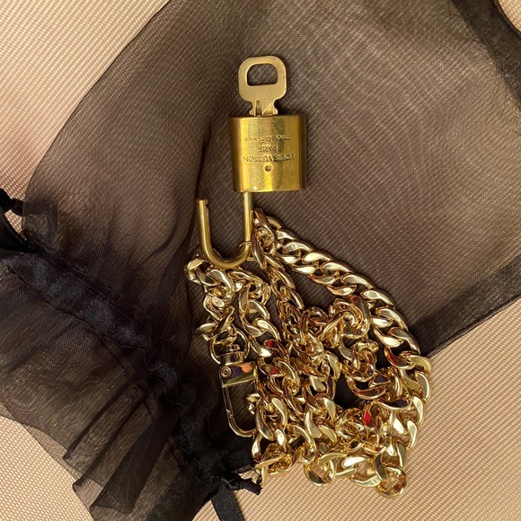 AUTHENTIC LOUIS VUITTON LOCK & KEY # 324 - Picture 4 of 9